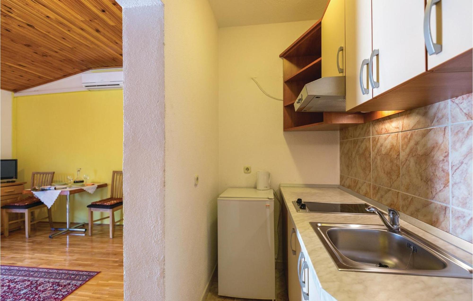 Nice Apartment In Makarska With House Sea View Extérieur photo